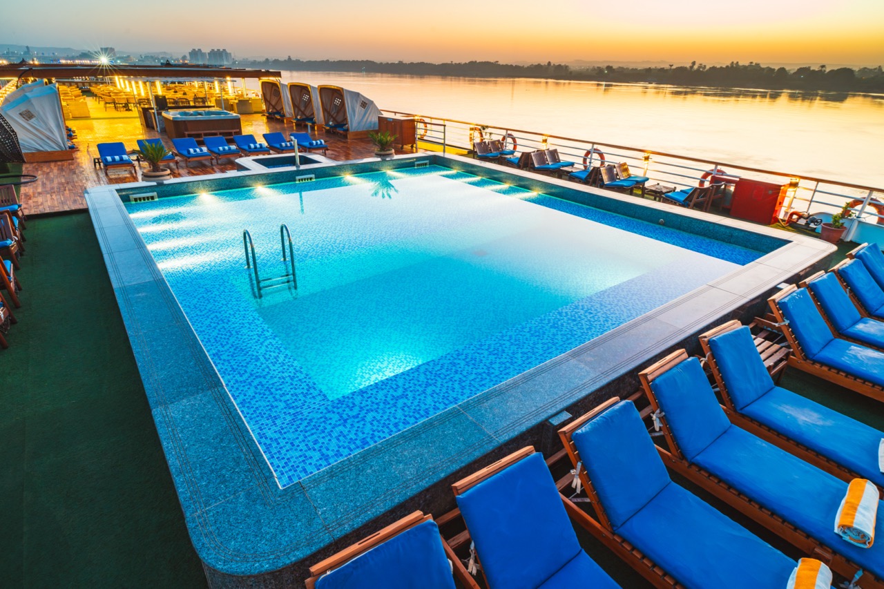 Spacious swimming pool